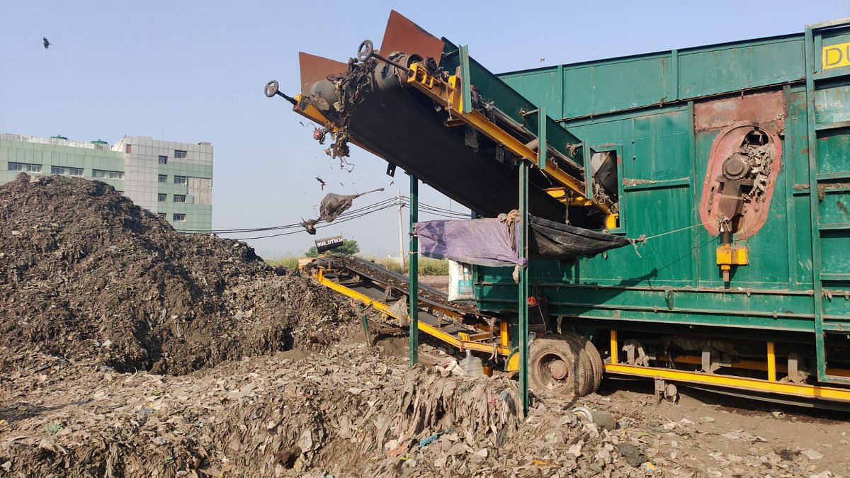 ओखला लैंडफिल में अलग किए गए कचरे से अवशेषों को साफ करने के लिए बैलिस्टिक सेपरेटर मशीन का उपयोग किया जाता है | फोटो: सोनल मथारू/दिप्रिंट