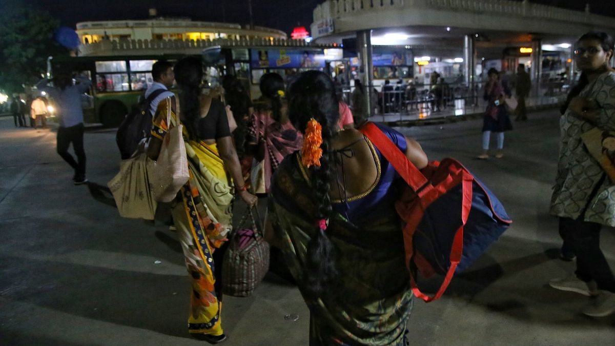 Carrying their bags, women walk towards the bus | Manisha Mondal, ThePrint