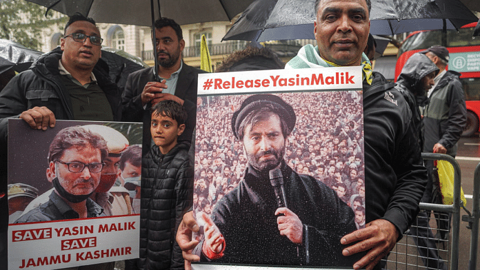 Protestors holding placards of JKLF leader Yasin Malik | Image via Commons