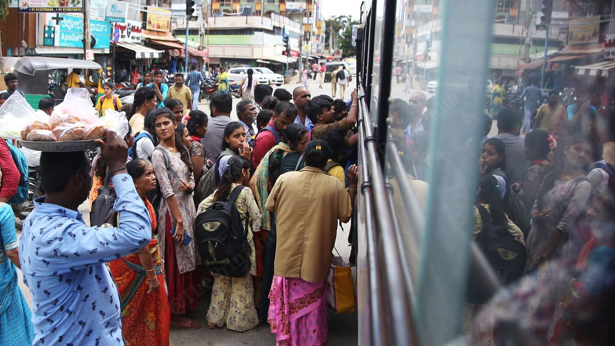 Women juggle to take the red bus | Manisha Mondal, ThePrint
