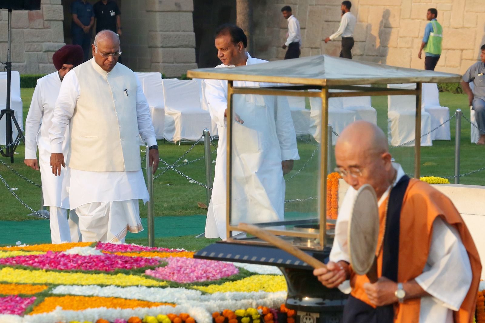 Congress president Mallikarjun Kharge at the memorial | Praveen Jain | ThePrint