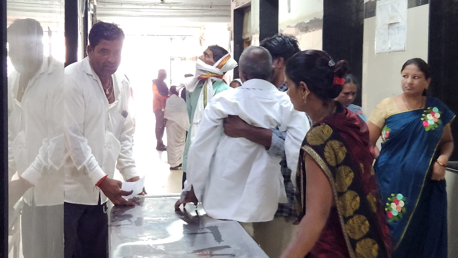 Relatives put a patient on a stretcher | Purva Chitnis | ThePrint