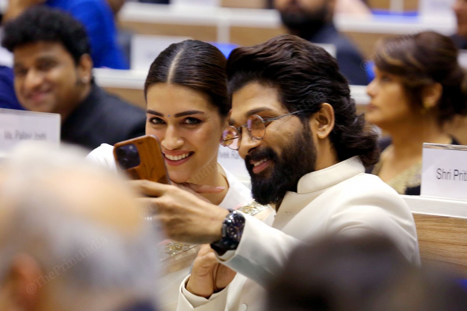 Allu Arjun and Kriti sanon taking selfie during the 69th National Film Award | Praveen Jain | ThePrint