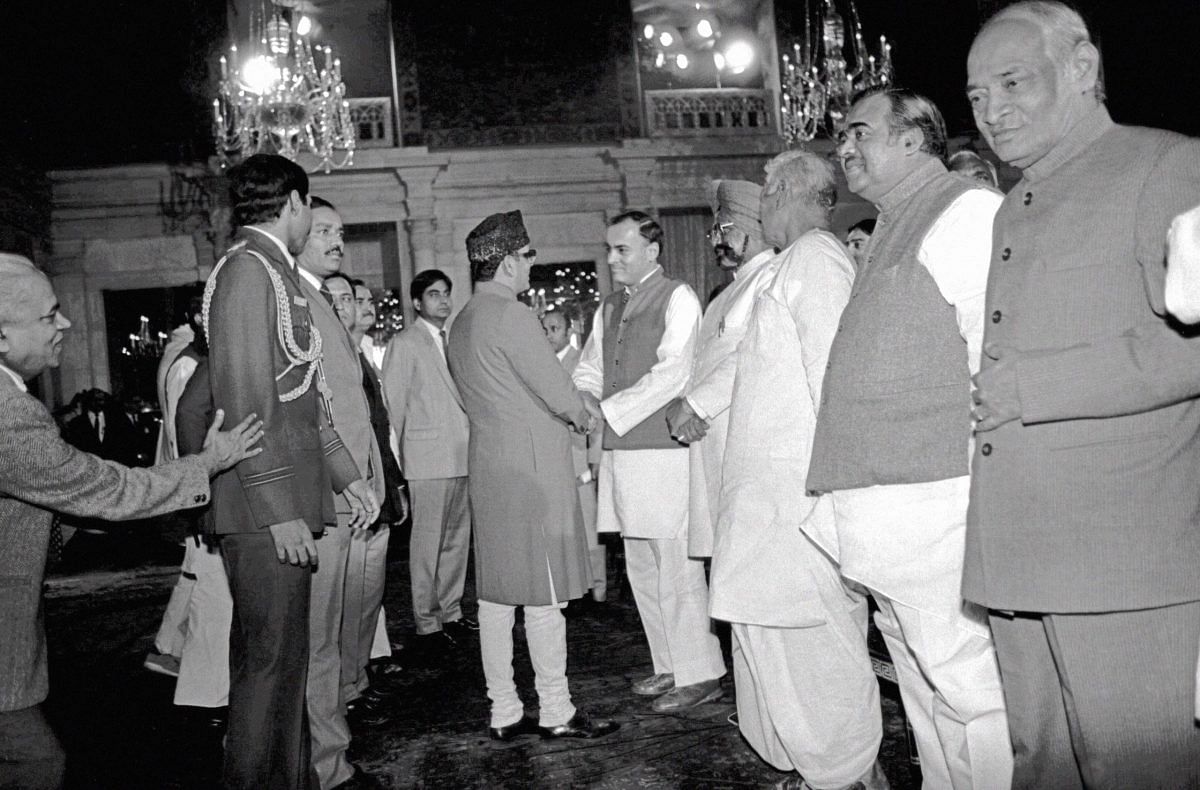 VP Singh with Rajiv Gandhi | Photo: Praveen Jain