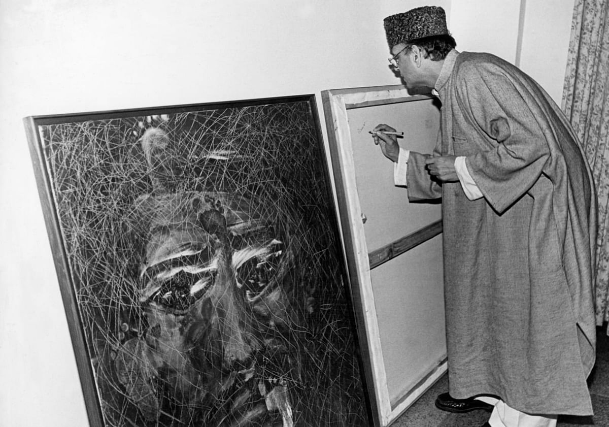 VP Singh signing the back of one of his paintings titled 'Downtrodden' | Photo: Praveen Jain