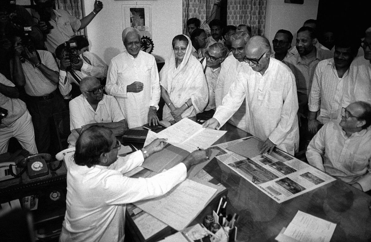Leaders from across the political spectrum, including VP Singh, L.K. Advani and Atal Bihari Vajpayee, among others, supporting the candidature of K.R. Narayanan for president | Photo: Praveen Jain