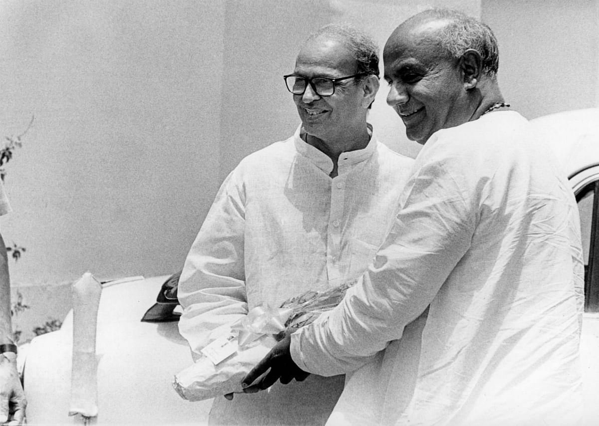 VP Singh with HD Deve Gowda at former's residence in 1996 | Photo: Praveen Jain 