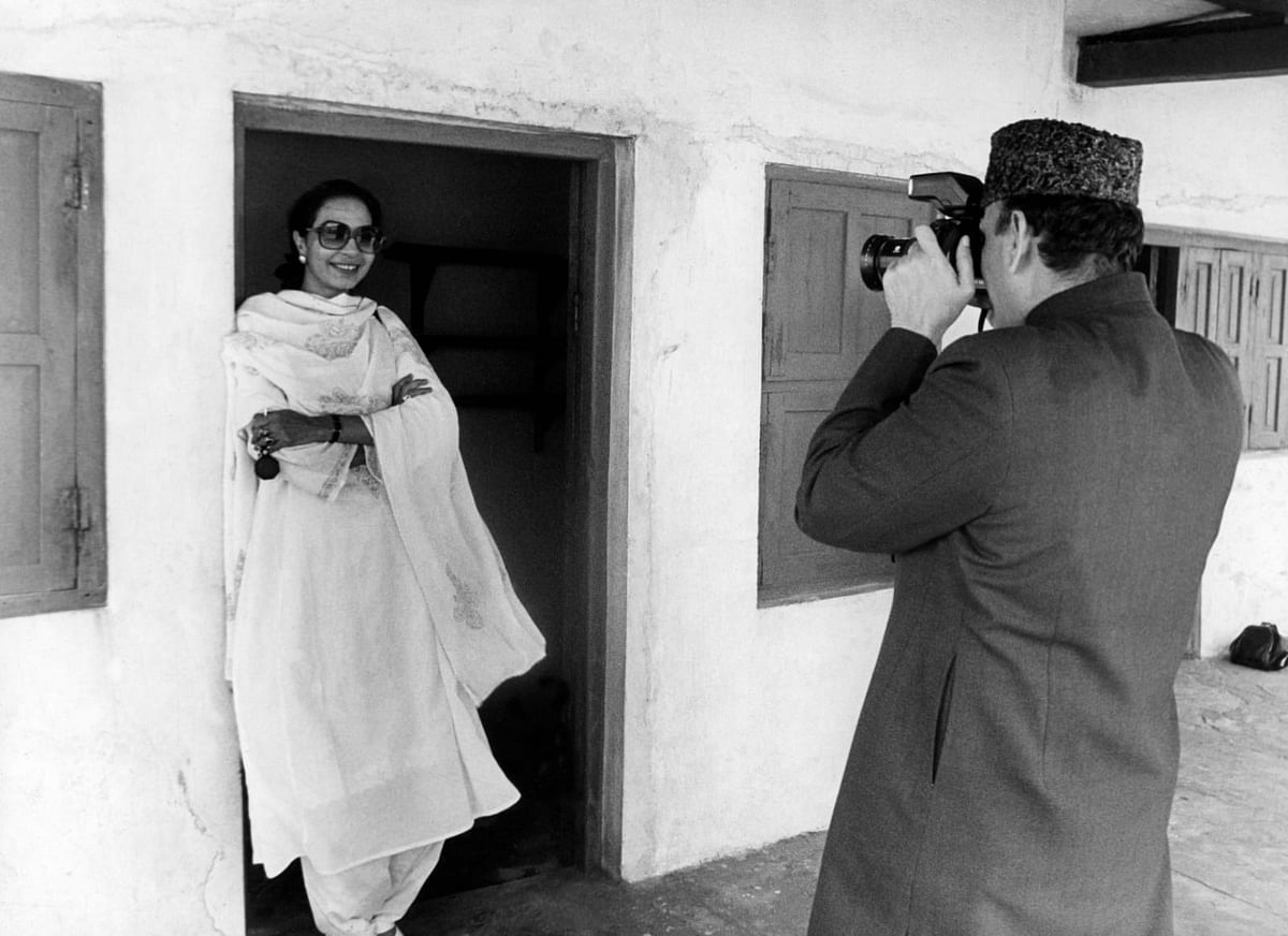 VP Singh clicking photos of a woman in Karachi in 1992 | Photo: Praveen Jain