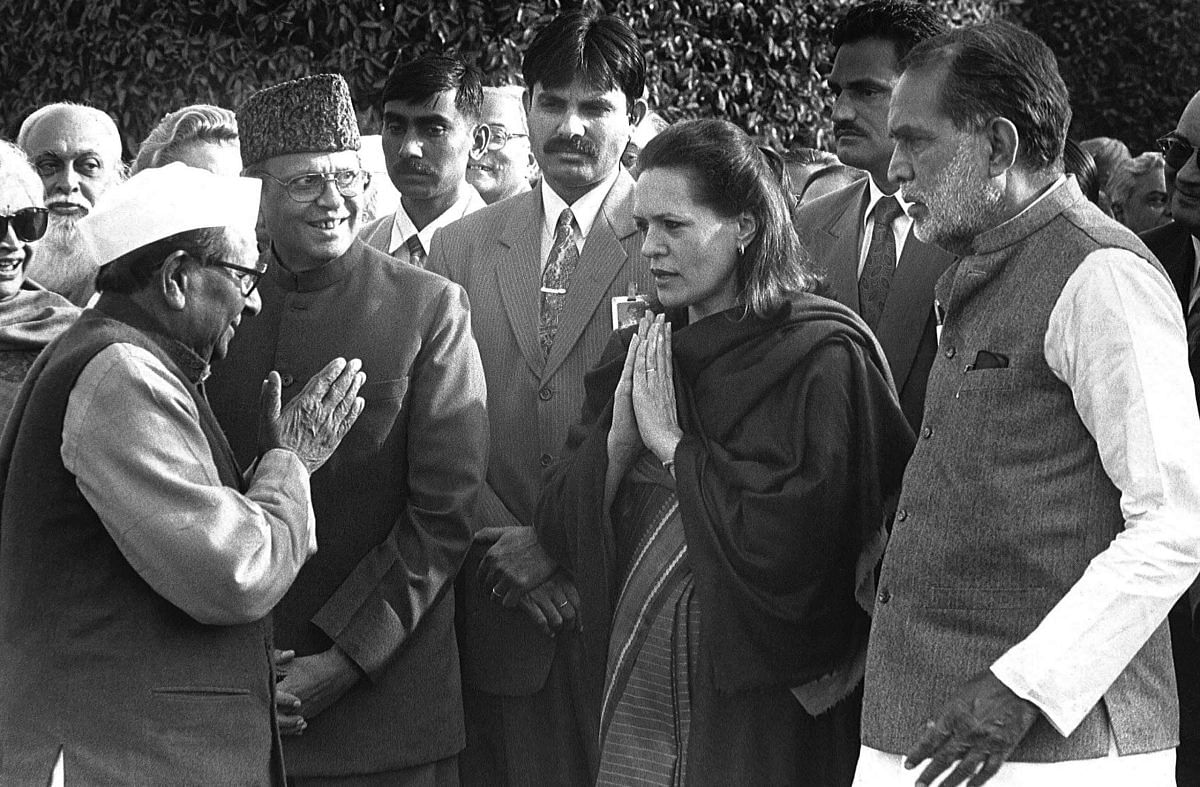 An amused VP Singh looks on as then Congress president Sitaram Kesri greets Sonia Gandhi | Photo: Praveen Jain
