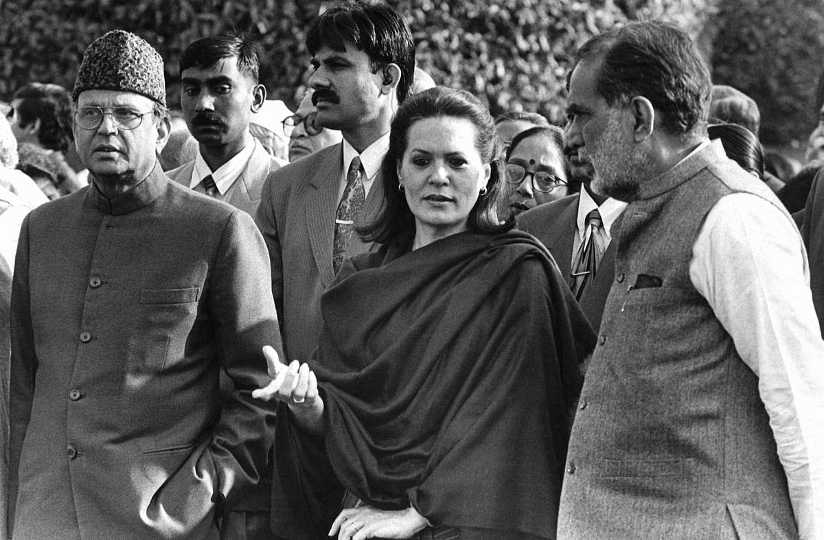 Sonia Gandhi with bêtes noires VP Singh and Chandra Shekhar | Photo: Praveen Jain