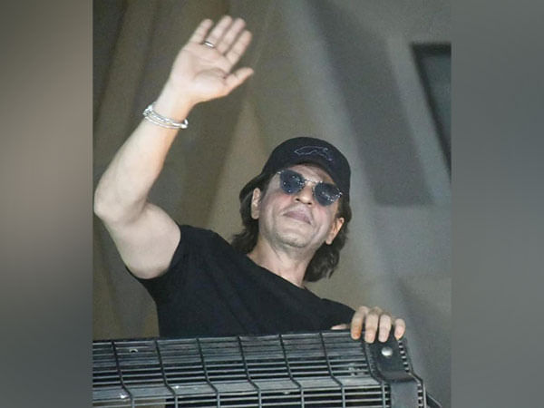Mumbai: More than 30 fans of SRK robbed of their mobile phones 