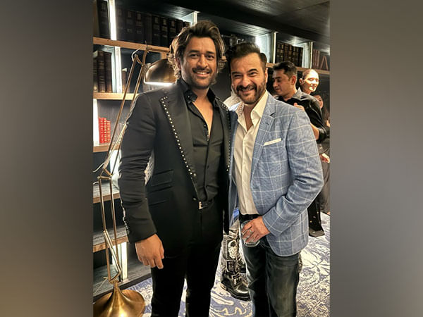 Dhoni steals attention at SRK's birthday bash with his stylish presence, Maheep Kapoor calls him 