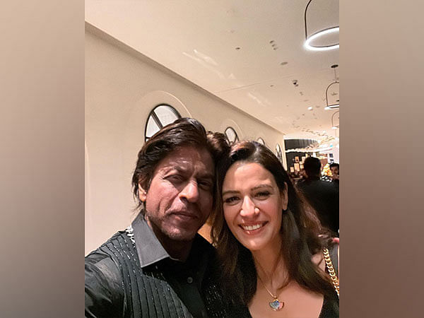 First picture of SRK from his 58th birthday bash will leave you awestruck 