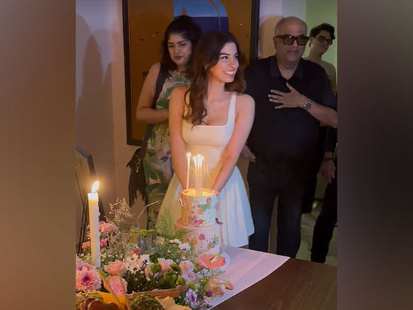 Khushi Kapoor celebrates birthday with father Boney Kapoor, other