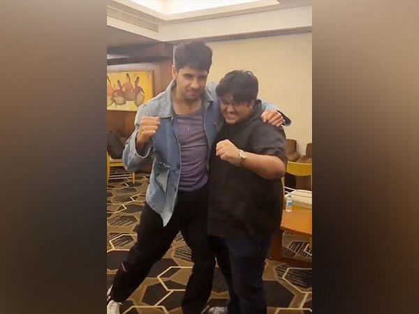 Sidharth Malhotra wishes 'Marjaavaan' director Milap Zaveri on his birthday