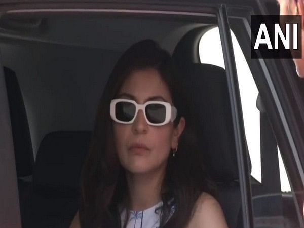 Anushka Sharma Looks Stunning In Black Dress At Airport ; Watch Video  |Boldsky - video Dailymotion