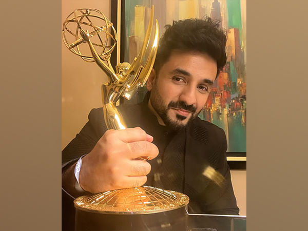 Vir Das shares his 'real moments with long captions' from Emmy Awards