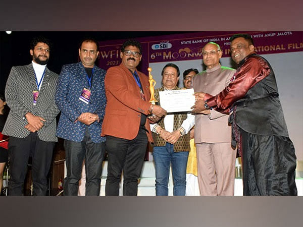 Maharashtra Governor, Ramesh Bais Presented Best Director Award to Sudheer Attavar for his Film Mrityorma at 6th MWFIFF