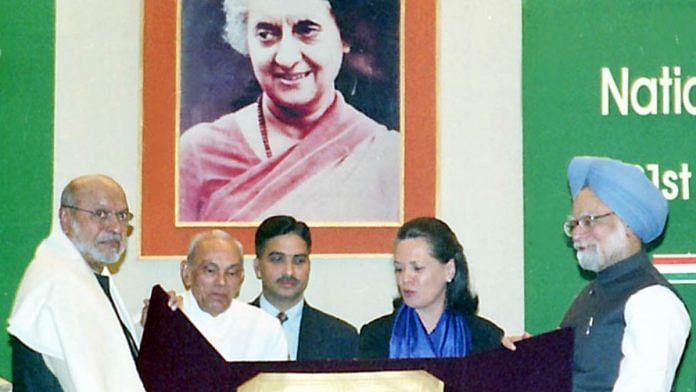 Representational image | Manmohan Singh giving away the Indira Gandhi Award for National Integration to the Noted Film maker, Shri Shyam Benegal (far left) in New Delhi on October 31, 2004 | Wikimedia Commons