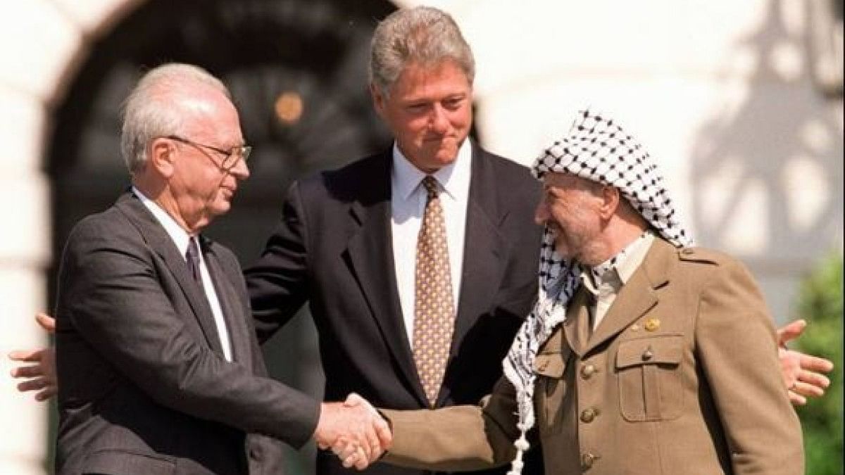 Israeli PM Yitzhak Rabin, US President Bill Clinton & PLO chairman Yasser Arafat after signing Oslo Accords | Commons