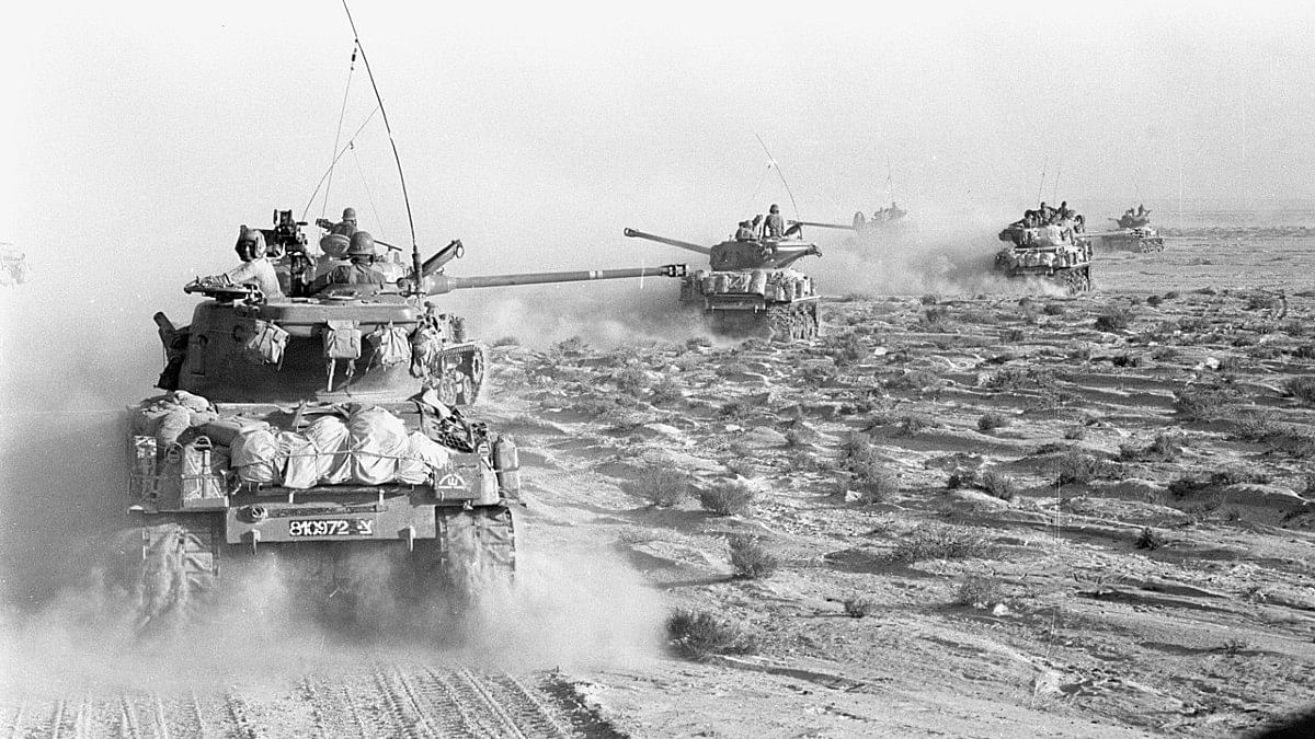 Israeli tanks in Sinai desert during Six-Day War | Commons