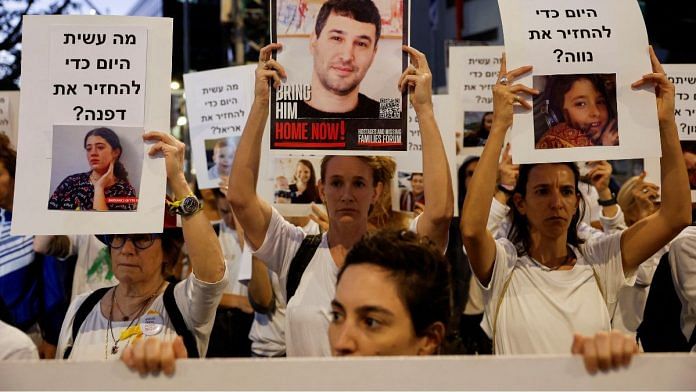 Protesters in Tel Aviv, Israel, hold signs demanding the liberation of hostages being held in Gaza, 21 November, 2023 | Photo: REUTERS/Amir Cohen