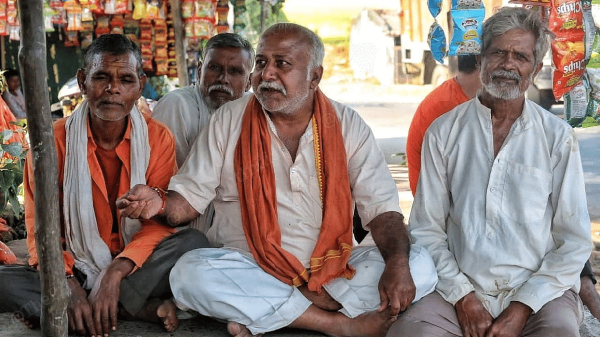 Madhu Sudan Dubey (centre), a contractual labourer | Praveen Jain | ThePrint