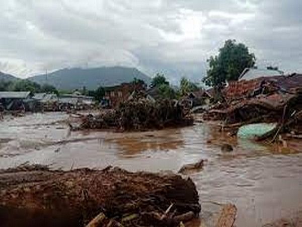 1 tewas, 11 hilang akibat banjir dan tanah longsor di Indonesia