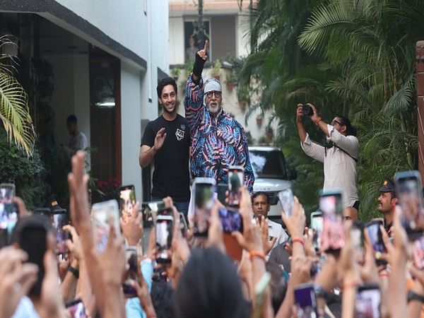 Amitabh Bachchan greets fans outside Jalsa with grandson Agastya Nanda, see pics