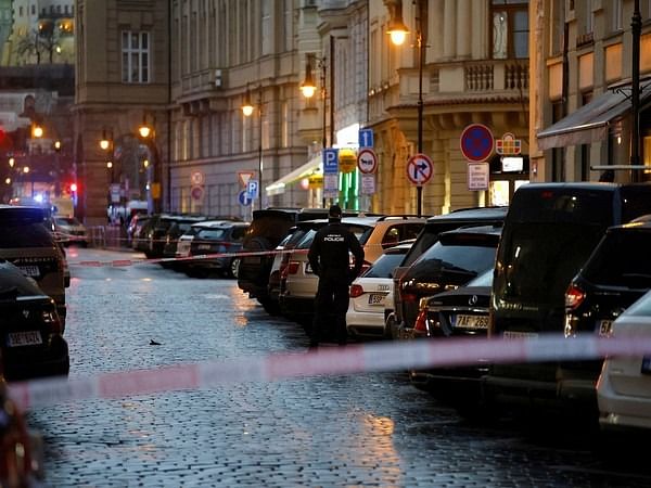 Česká republika vyhlašuje jednodenní smutek poté, co při hromadné střelbě v Praze zahynulo 14 lidí