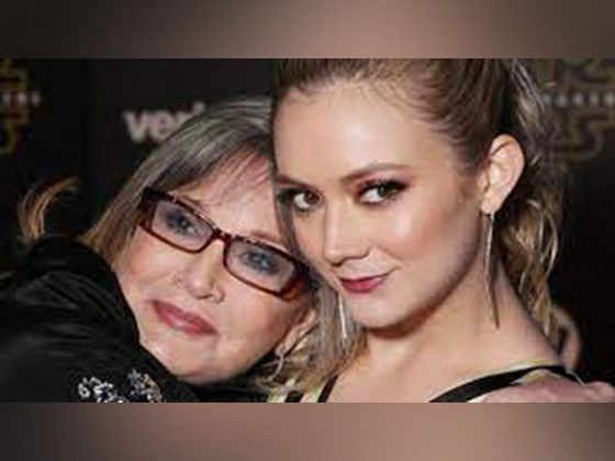 Billie Lourd Pays Emotional Tribute To Mother Carrie Fisher After 7 ...