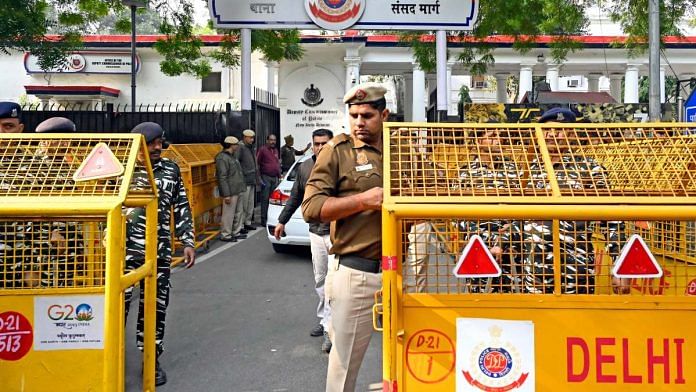 Delhi Police personnel stand outside the Parliament Street police station | ANI photo