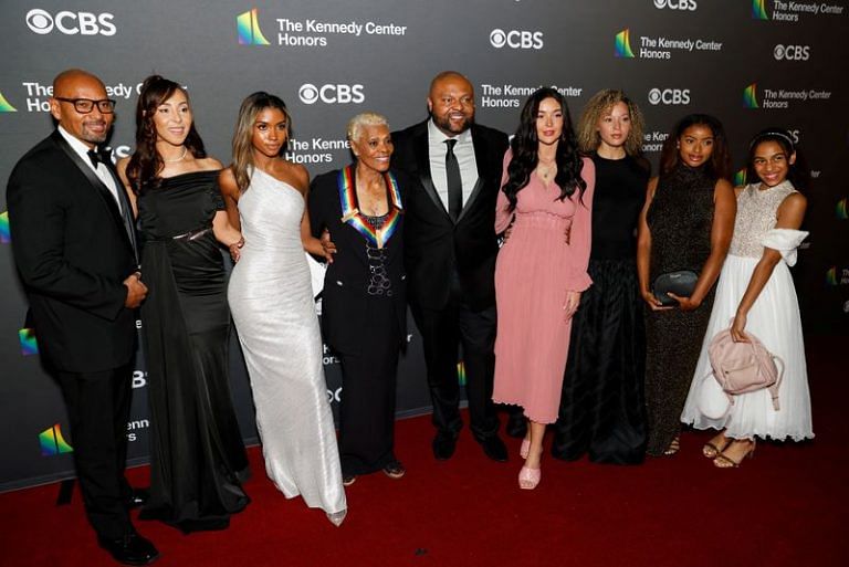 Dionne Warwick, Billy Crystal, Queen Latifah reign at Kennedy Center Honors