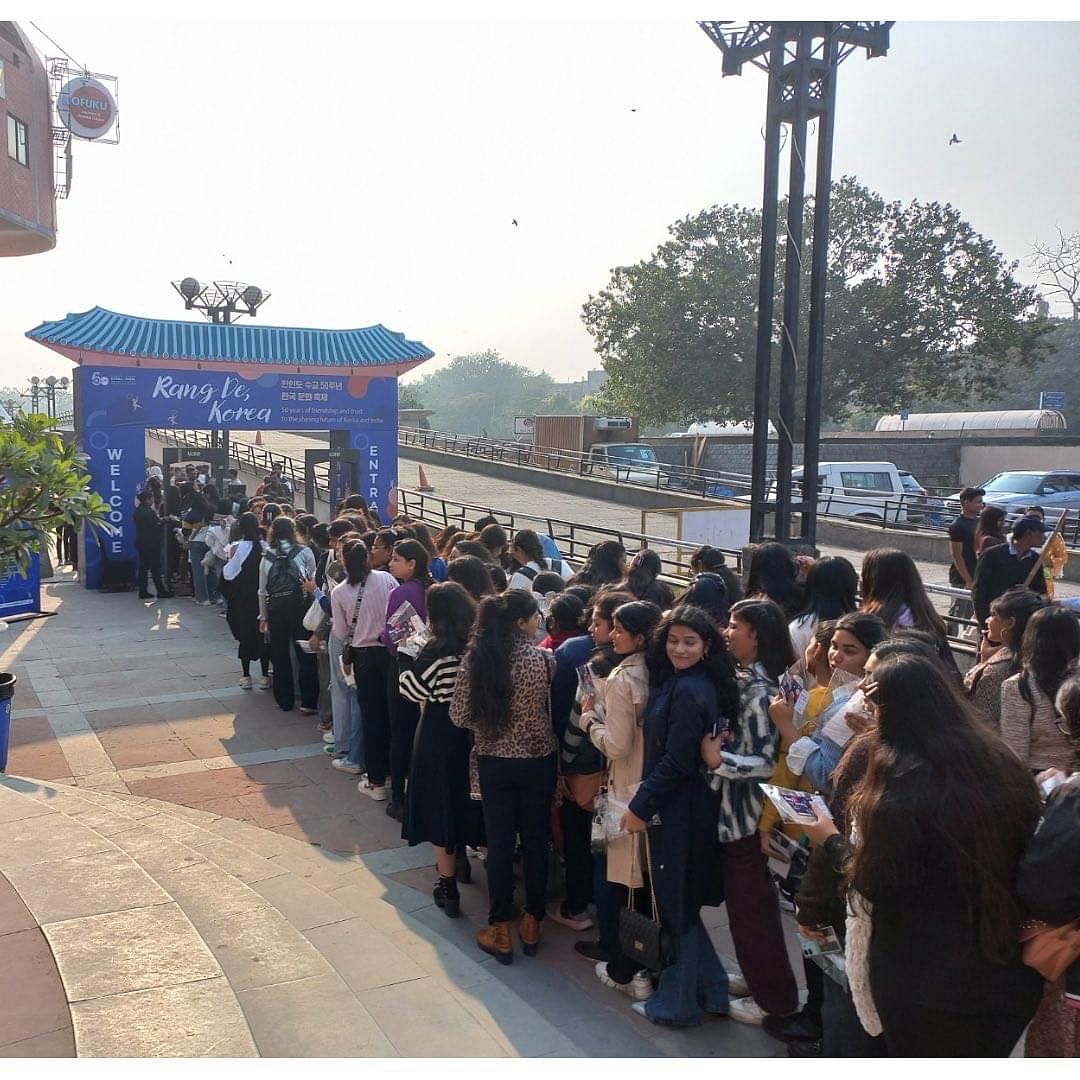 Queue at the entrance | Photo: Korean Cultural Centre India/ Facebook 