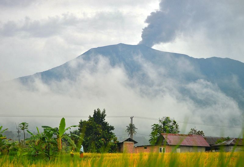 Tim penyelamat mengevakuasi semua pendaki setelah Gunung Marabi di Indonesia meletus, menewaskan 23 orang