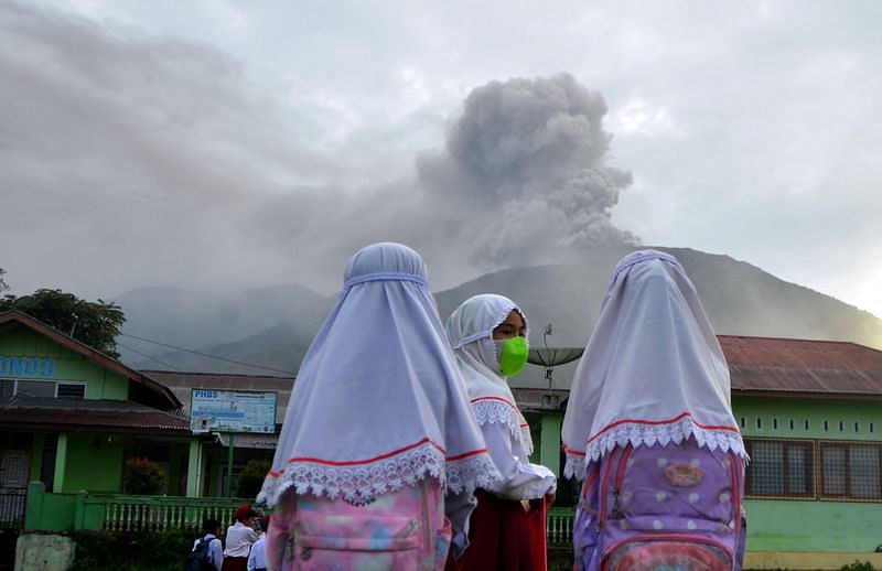 Gunung berapi Marabi di Indonesia memuntahkan awan abu seminggu setelah meletus