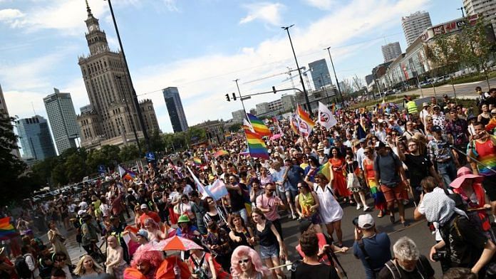 People take part in a joint equality march of the Warsaw Equality Parade 2022 and KyivPride, amid Russia's invasion of Ukraine, in Warsaw, Poland June 25, 2022. REUTERS/Kuba Stezycki/File Photo