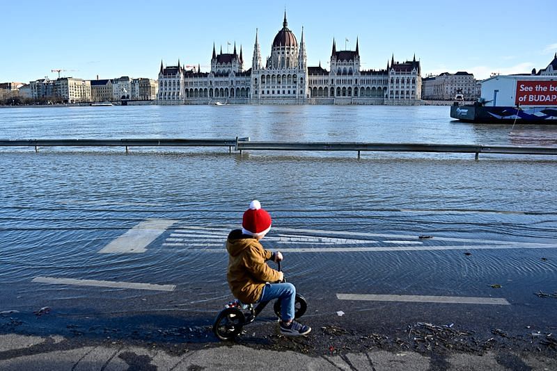 River Danube Bursts Its Banks In Budapest, Water Highest Since 2013 ...