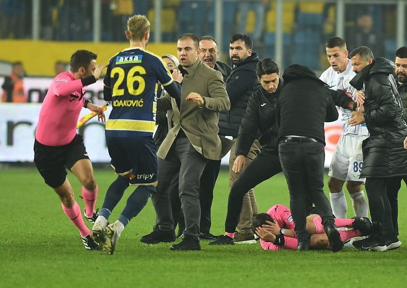 Futbol – Bakan: Bir Türk kulübü başkanı hakeme vurduğu iddiasıyla tutuklandı – Bakan