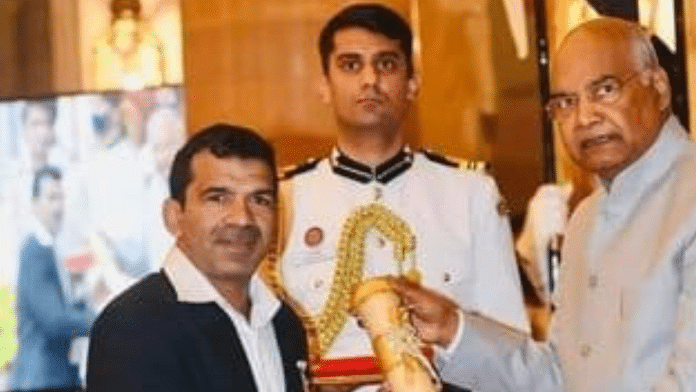 Former President Ramnath Kovind giving Padmashri to wrestler Virender Singh | Credit: @GoongaPehelwan/X