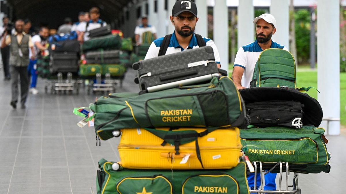 Pakistani cricketers left to load luggage at airport in Australia. Win fans’ heart - ThePrint