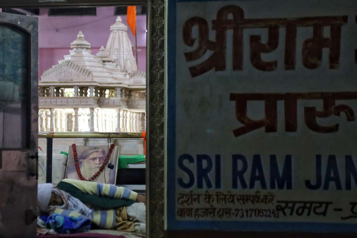विहिप अयोध्या मुख्यालय में राम मंदिर का एक मिनिएटर प्रदर्शित किया गया है/मनीषा मंडल/दिप्रिंट