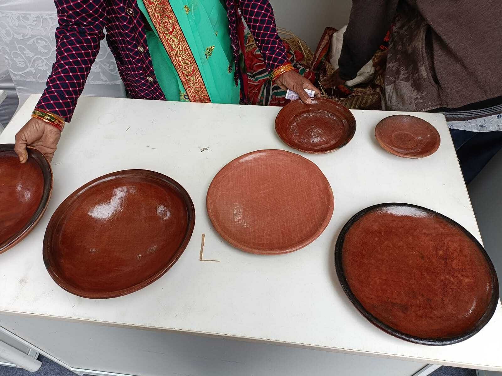 Kavaliben displays the non-stick 'hariyali handis' | Akanksha Mishra, ThePrint