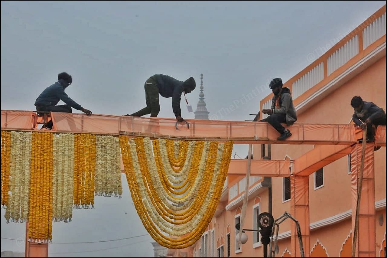 Preparing gate for the road show of Modi at Hanuman Garhi | Praveen Jain | ThePrint 