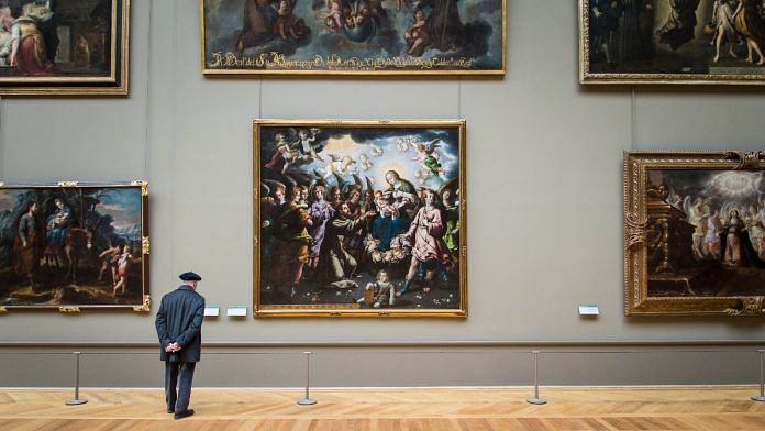 A visitor in the Louvre Museum, Paris, France | Representational image via Commons