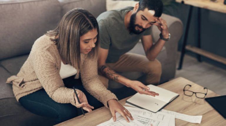 Stop overspending this holiday season. Here are 4 tricks