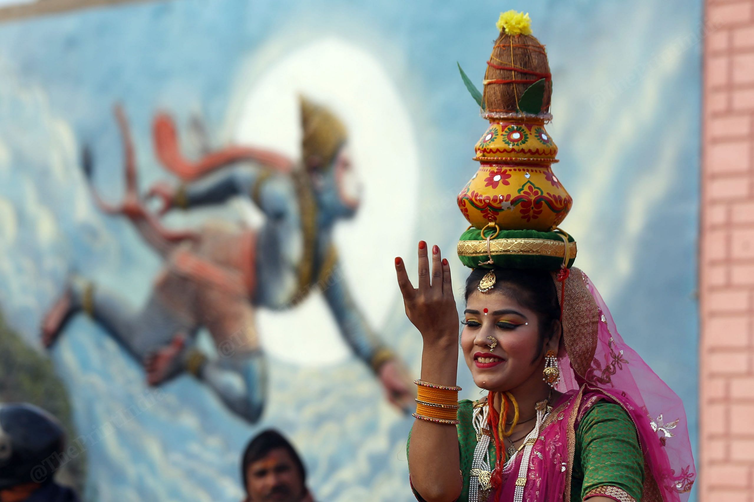 An artist performs near Lata Mangeshkar chowk in Ayodhya | Suraj Singh Bisht | ThePrint