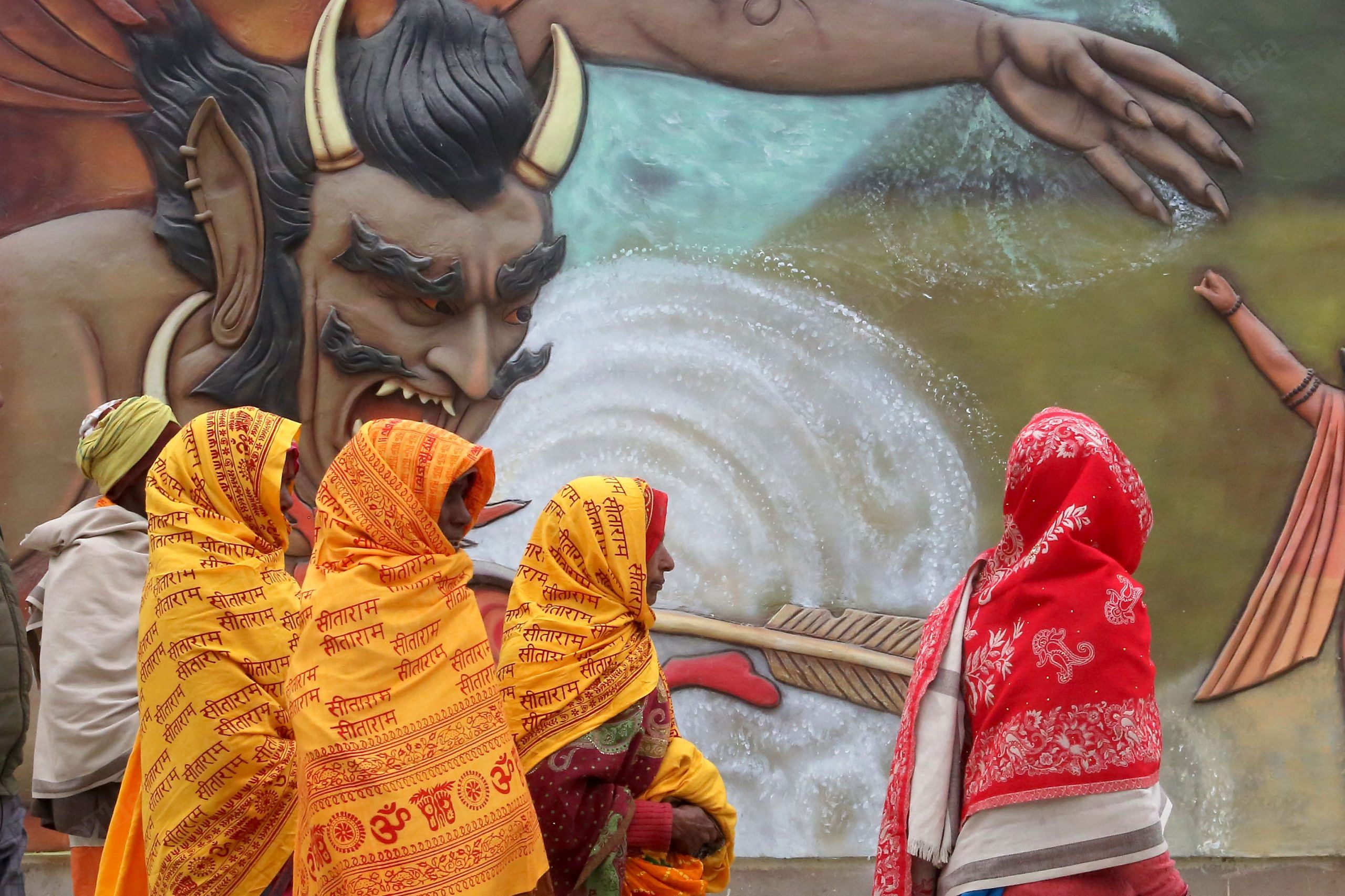 Devotees on their way to Ram temple passing wall graffiti | Praveen Jain | ThePrint