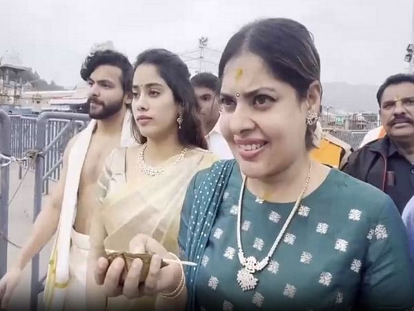 Janhvi Kapoor offers prayers at Tirupati Balaji Temple with Maheswari, Shikhar Pahariya