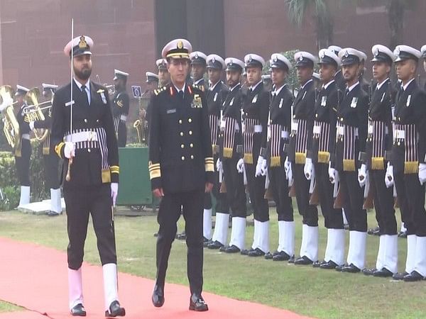 Chief of Staff of Royal Saudi Naval Forces recieves Guard of Honour in New Delhi